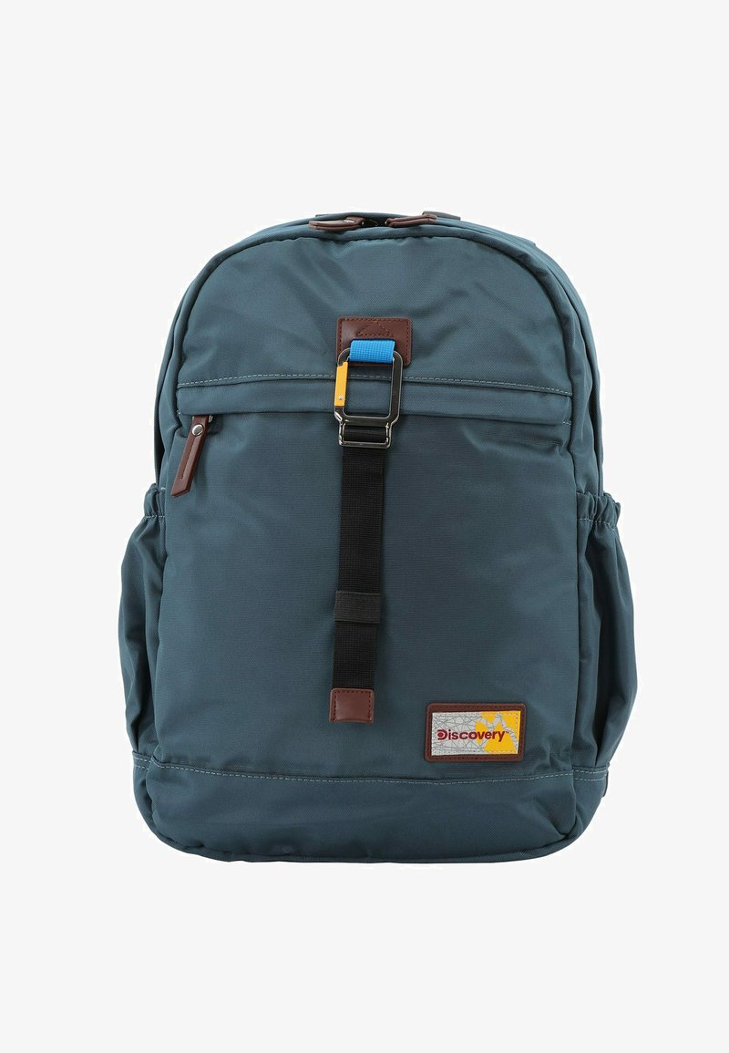 Rucksack aus dunkelblauem Stoff mit braunen Akzenten, ausgestattet mit einem Hauptfach, einer vorderen Reißverschlusstasche, Seitentaschen und einem bunten Schnallenverschluss.