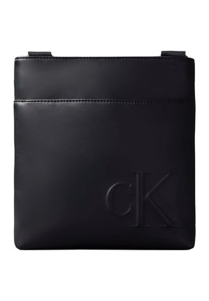 Zwarte rechthoekige crossbodytas met geperst "cK"-logo in de rechterbenedenhoek en een glad lederen textuur.