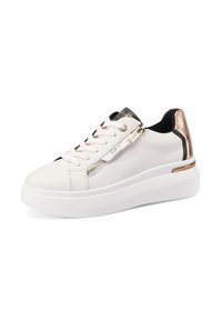 Sneaker in pelle bianca con suola chunky bianca, dettagli in metallo dorato, una zip decorativa e un dettaglio sul tallone in nero e oro metallizzato.