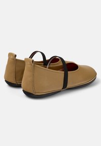 Camper RIGHT NINA - Bailarinas con hebilla - mittelbraun