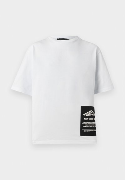 Weißes Baumwoll-T-Shirt mit Rundhalsausschnitt, kurzen Ärmeln und einem schwarzen Etikett mit Logo und Text in der unteren rechten Ecke.