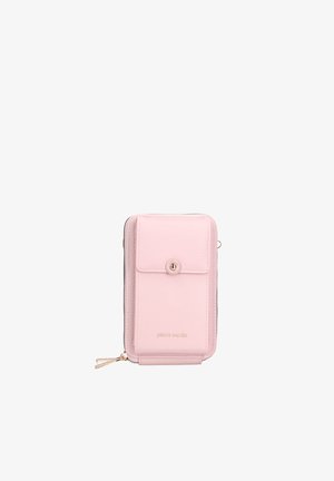 Portafoglio in pelle rosa con texture, chiusura a zip, tasca frontale con patta e hardware color oro. Logo impresso nella parte inferiore.