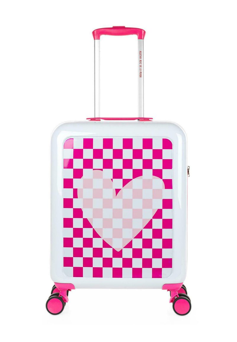 Maleta rígida con una base blanca, patrón de cuadros rosas y un diseño de corazón grande. Cuenta con un mango retráctil y ruedas rosas.