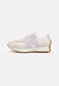 Baskets en cuir beige clair et blanc avec un accent rose et un logo N en suède texturé, dotées d'une semelle en caoutchouc et d'un design à lacets.