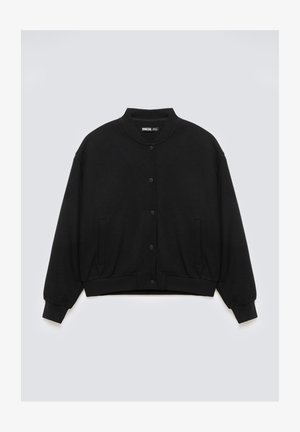 Chaqueta negra corta con superficie texturizada, cuello redondo, cierre frontal de botones y bolsillos laterales, con puños y dobladillo elásticos.