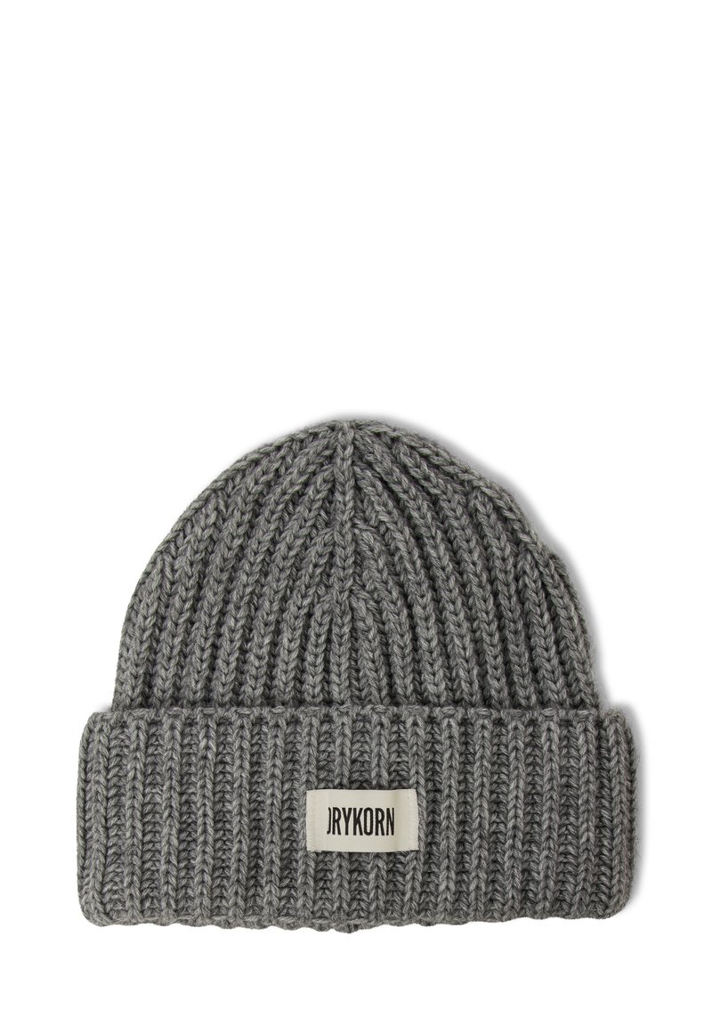 Bonnet en tricot gris avec une texture côtelée, doté d'un revers plié et d'une petite étiquette avec le texte « JRYKORN » cousue dessus.