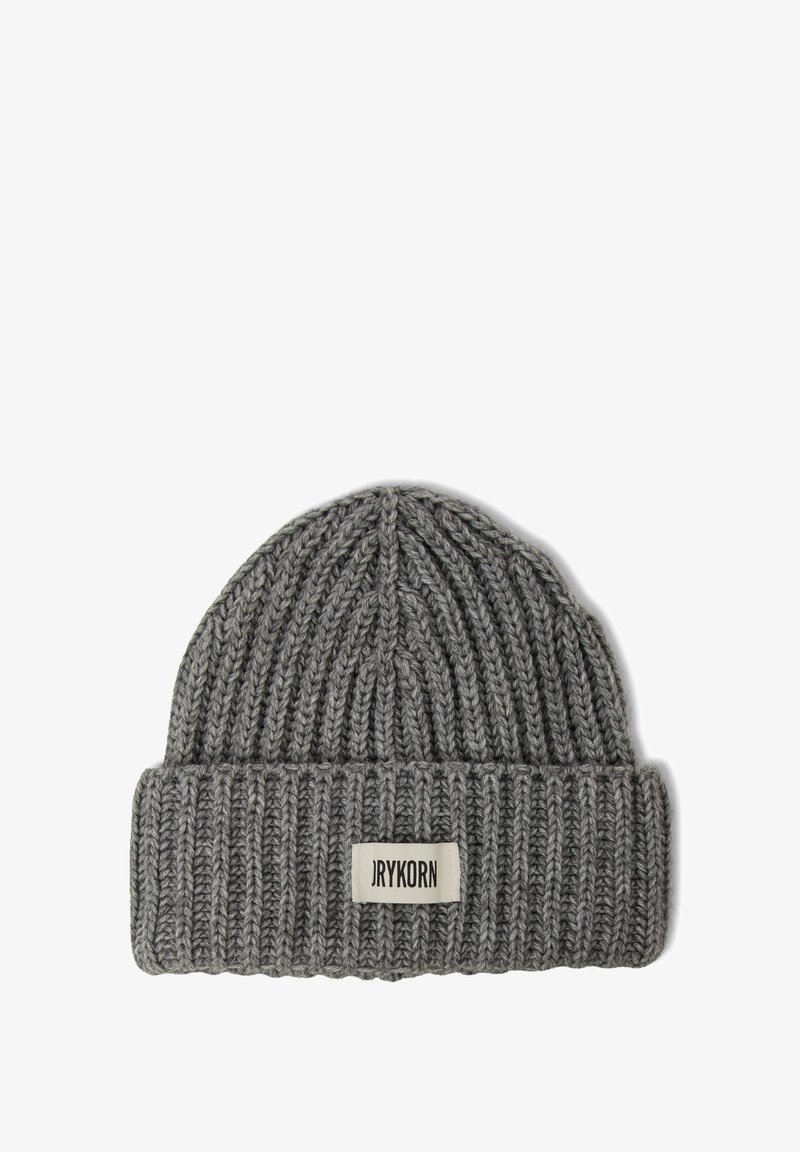 Bonnet en tricot gris avec une texture côtelée, doté d'un revers plié et d'une petite étiquette avec le texte « JRYKORN » cousue dessus.