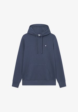 Námornícky modrá mikina s kapucňou, s nastaviteľnými šnúrkami, klokanie vrecko a malé logo na ľavej hrudi. Hladká textúra, materiál z bavlneného zmesi.