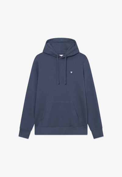 Haut à capuche bleu marine avec cordons de serrage réglables, poche kangourou et un petit logo sur la poitrine gauche. Texture lisse, matière en mélange de coton.