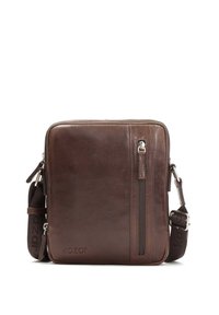 Bolso de mensajero de cuero marrón con un diseño elegante, que cuenta con un bolsillo frontal con cremallera, una correa ajustable y un logo de la marca en relieve en el lateral.