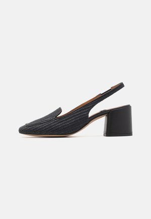 Chaussures slingback noires avec une tige en tissu texturé, bout amande et talon épais. Présentent un motif à rayures horizontales subtil.
