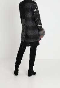Desigual Abrigo corto - black