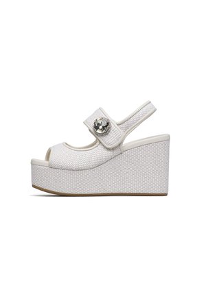 Sandalo zeppa piattaia bianco intrecciato con punta aperta, cinturino alla caviglia e grande bottone decorativo in cristallo sulla cinghia laterale.