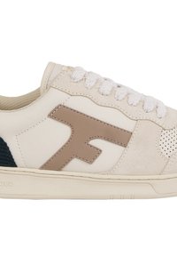 Sneaker beige e crema con lacci bianchi pelosi, logo laterale marrone, perforazioni vicino alla punta e dettaglio del tallone verde scuro.