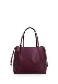 Bordeaux schoudertas met textuur, duale handvaten en een afneembare strap; heeft een minimalistisch ontwerp en strakke lijnen.