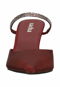 Chaussure à talon haut en satin rouge avec un bout ouvert, forme carrée et une bride de cheville ornée de strass. Texture lisse et design minimaliste.