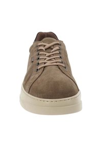 Baskets en suède marron avec des lacets beige et une semelle blanche, vues de l'avant montrant les coutures détaillées et les œillets.