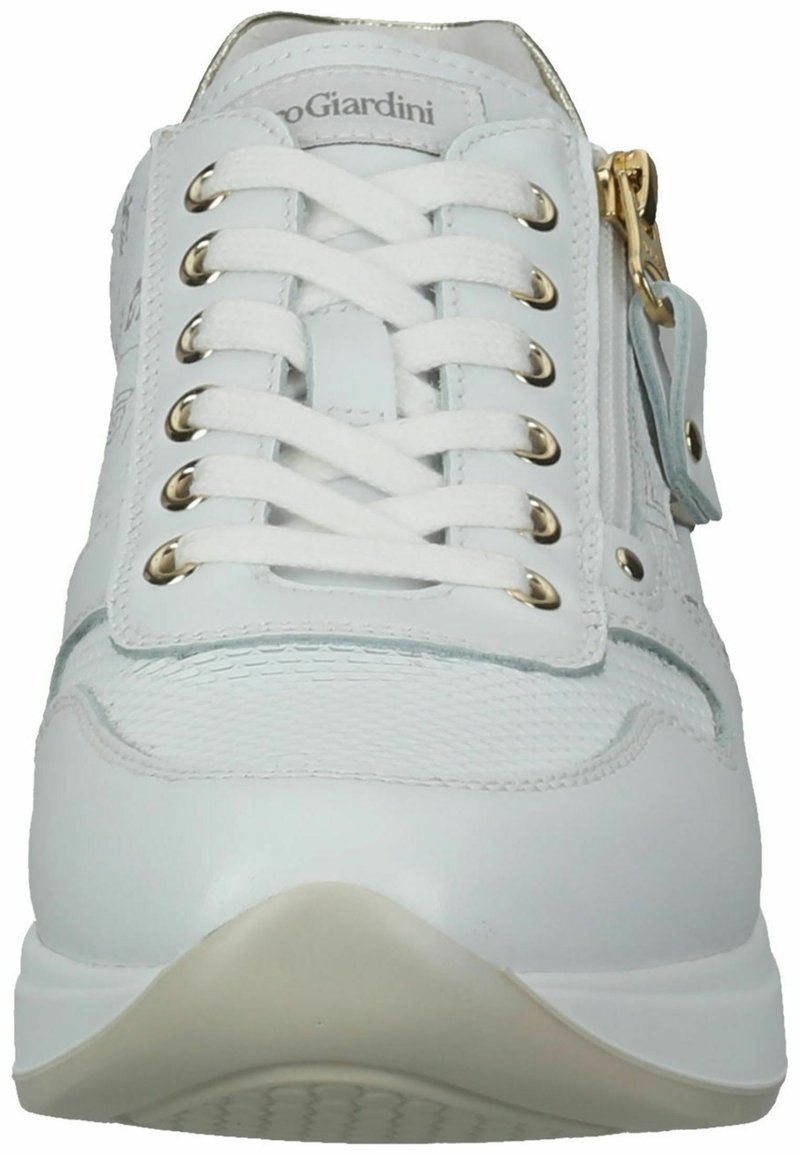 Sneaker bianco in pelle con lacci bianchi, occhielli dorati, punta testurizzata e una cerniera dorata con un tassello di trazione sul lato.