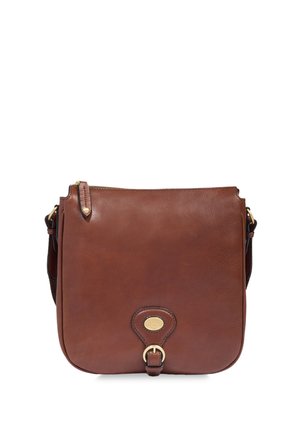 Borsa a tracolla in pelle marrone con patta frontale, dettaglio fibbia color oro e tracolla regolabile su sfondo bianco.