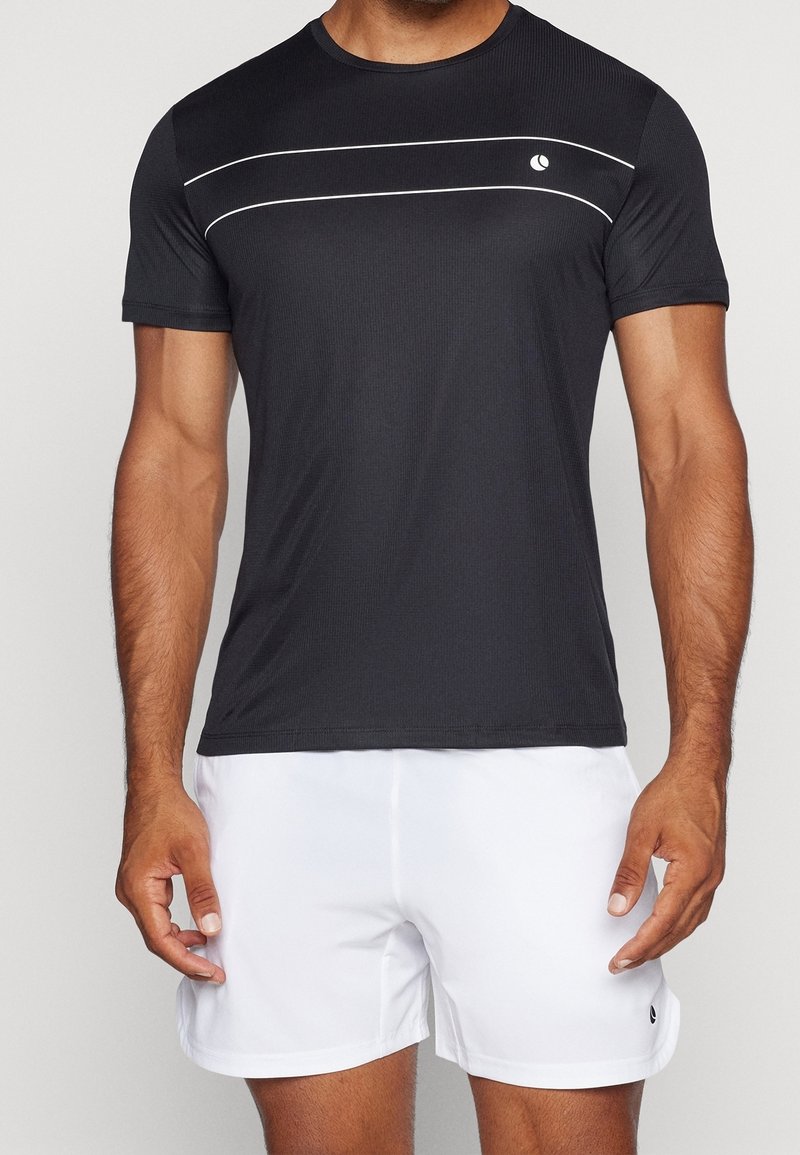 Camiseta atlética negra de manga corta, con tejido texturizado, rayas horizontales blancas y un pequeño logo en el pecho.