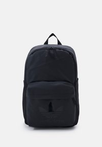 Musta reputakki, joka on valmistettu nylonnista ja siinä on jämäkkä muotoilu. Repuissa on etutasku ja hienovarainen logo kohokuvioituna alaosaan.