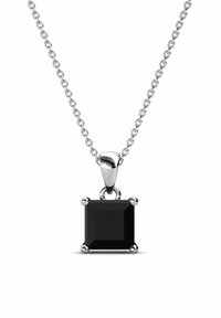 Pendente quadrato in pietra nera su una catena d'argento. La pietra è fissata in quattro artigli con una finitura lucida e un semplice attacco per la bailing.