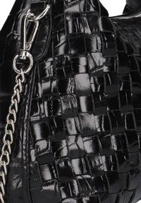 Schwarze geflochtene Lederhandtasche mit glänzender Oberfläche, silbernem Kettenakzent und sicherem Reißverschluss. Detaillierte Textur und geflochtenes Muster.