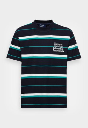 Niebieska koszulka z krótkim rękawem w poziome paski w białym i turkusowym kolorze. Z logo na lewej piersi. Wykonana z tkaniny bawełnianej.