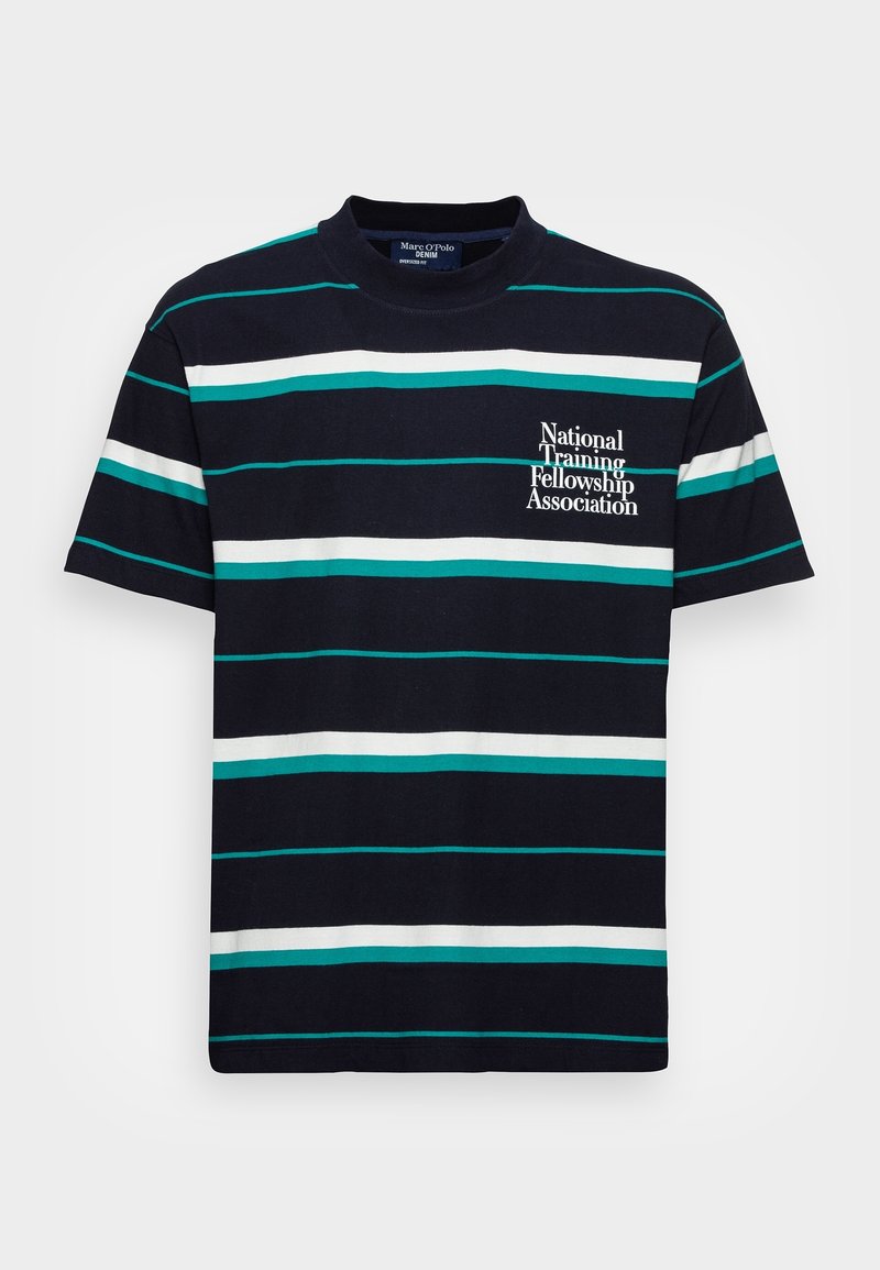 Camiseta de manga corta de color navy con rayas horizontales en blanco y azul verdoso. Presenta un texto de logo en la parte izquierda del pecho. Está hecha de tela de algodón.