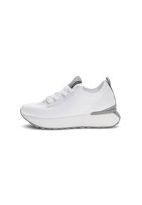 Scarpa sportiva bianca realizzata in tessuto a maglia con una finitura testurizzata. Presenta un accento grigio sul tallone e una suola bianca spessa con trazione.