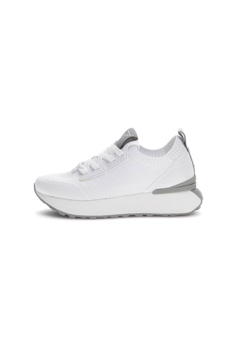 Scarpa sportiva bianca realizzata in tessuto a maglia con una finitura testurizzata. Presenta un accento grigio sul tallone e una suola bianca spessa con trazione.
