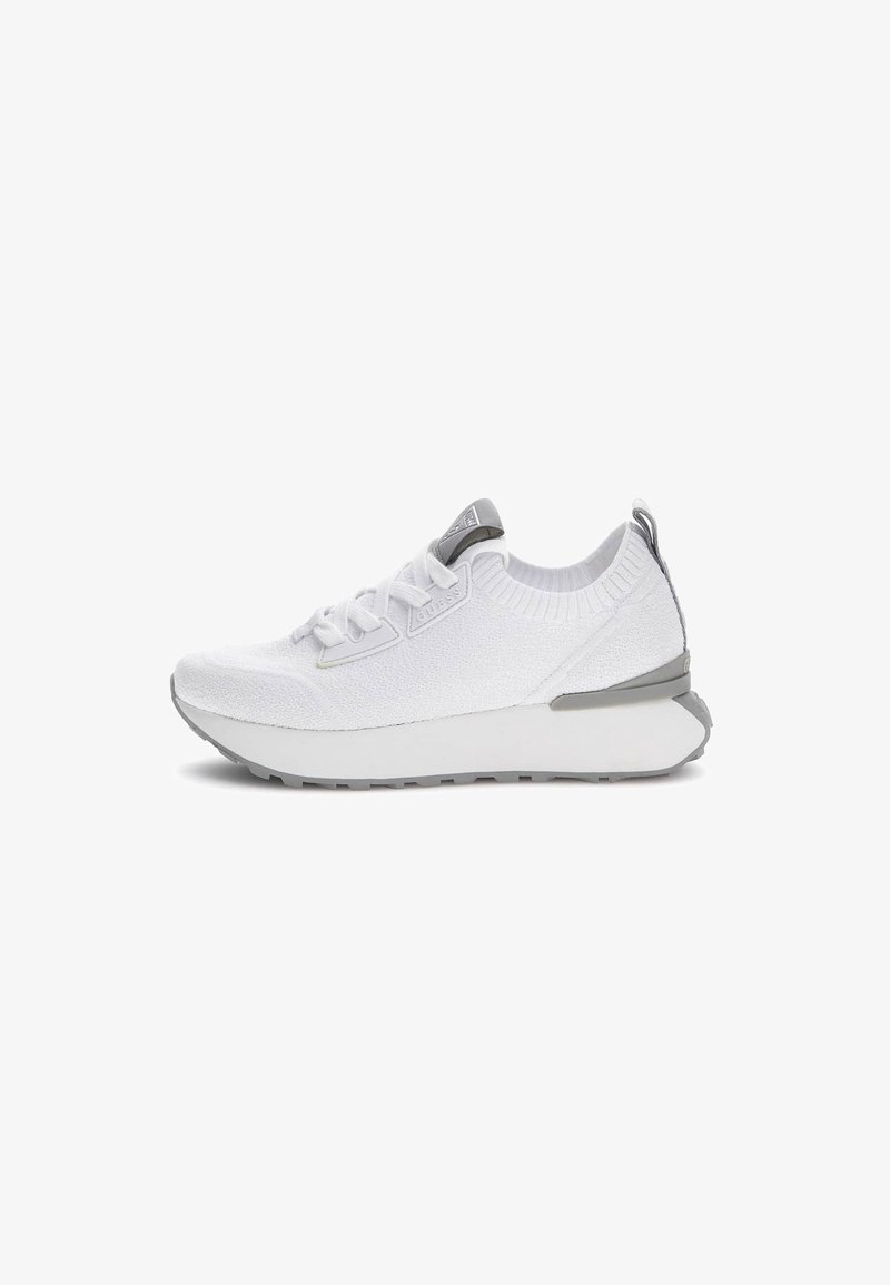 Scarpa sportiva bianca realizzata in tessuto a maglia con una finitura testurizzata. Presenta un accento grigio sul tallone e una suola bianca spessa con trazione.