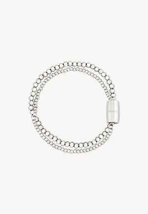 Pulsera de cuentas de plata que presenta tres filas de cuentas alternando entre suaves y texturizadas, asegurada con un cierre cilíndrico grabado con "BREIL."