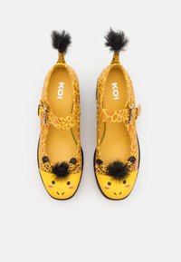 Koi Footwear TIRA MARY JANES GRAZING GIRAFFE EDITION