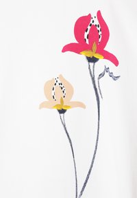 Tissu blanc présentant deux motifs floraux : un rose et un beige avec des accents jaunes, bordés de noir. Style simple et illustratif.