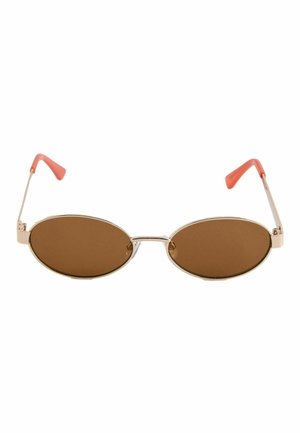 Ovale, braun getönte Sonnenbrille mit dünnem goldfarbenem Metallrahmen und korallenfarbenen Bügeln, die auf weißem Hintergrund liegt.