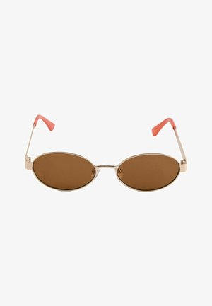 Lunettes de soleil ovales à teinte marron avec des montures métalliques fines en or et des branches de couleur corail reposant sur un fond blanc.