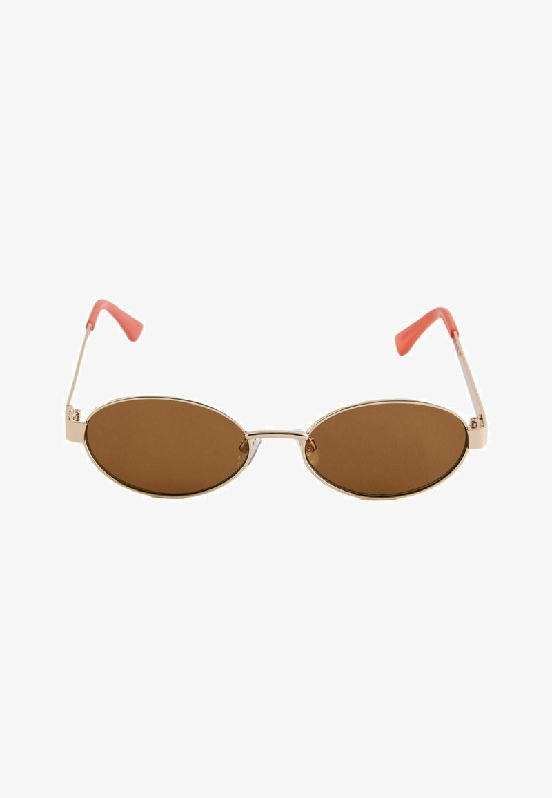 Ochelari de soare ovali cu lentile maronii, cu ramă subțire metalică aurie și tije de culoare coral, așezați pe fundal alb.