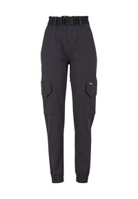 Sorte cargobukser med justerbart bælte, elastiske anklægsmanchetter og flere klaplommer foran og på siderne.