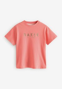 Koral bomulds t-shirt med korte ærmer. Har "BAKER" i guldskrift på forsiden. Simple rund halsudskæring, glat tekstur.