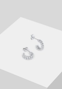 Sølv hoop øreringe med en tekstureret design og sfæriske accenter, der viser en poleret finish og en slank, moderne form.