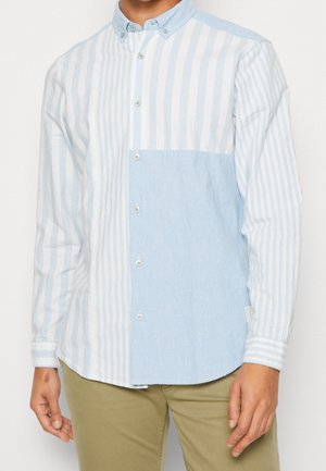 Lichtblauw en wit gestreept overhemd met knopen, voorzien van een contrasterend, effen lichtblauw paneel, gemaakt van een textuurstof, met een button-down kraag.