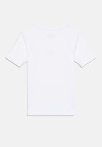 Λευκό βαμβακερό μπλουζάκι με κλασική λαιμόκοψη, κοντά μανίκια και λεία υφή. Χωρίς ορατά σχέδια ή διακοσμητικά στοιχεία.