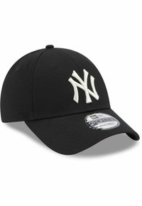 Schwarze Baseballkappe aus Baumwolle mit verstellbarem Rücken. Mit einem weißen, gestickten "NY"-Logo auf der Vorderseite und einem gebogenen Schirm.