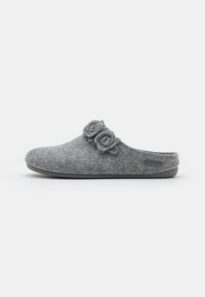 Szare filcowe kapcie z dwoma akcentami w postaci tkaninowych róż na górze. Okrągły kształt i teksturowana powierzchnia. Gumowa podeszwa dla stabilności.