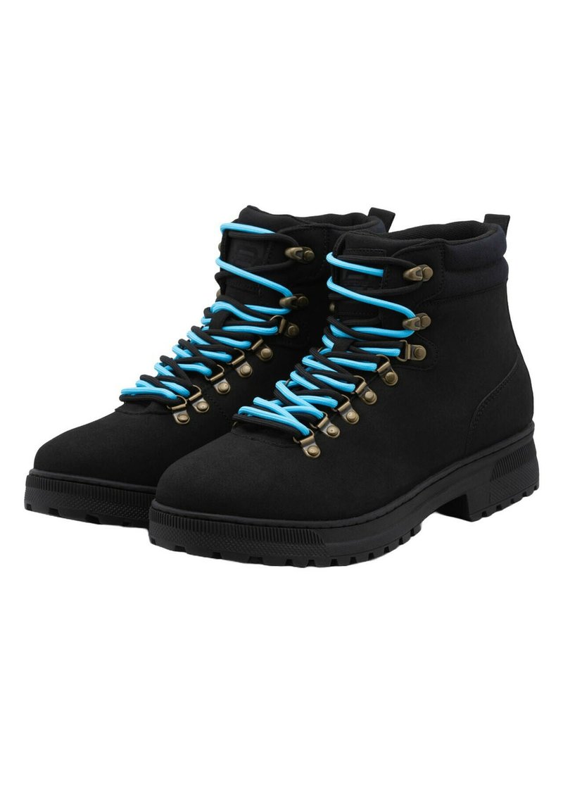 Botas de tobillo de ante negro con cordones azules y ganchos metálicos. Suela texturada duradera, cuello acolchado y un diseño robusto para uso al aire libre.
