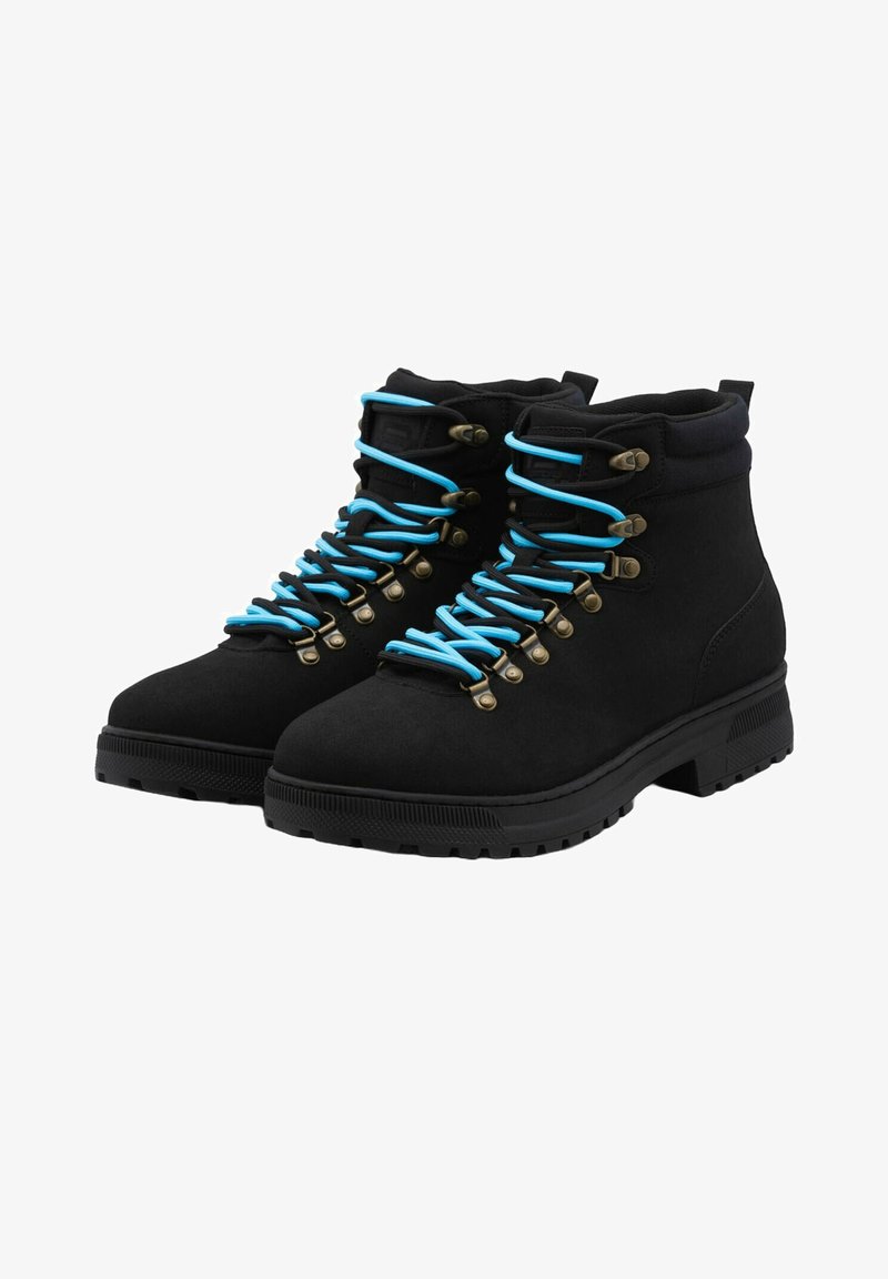 Černé semišové kotníkové boty s modrými tkaničkami a kovovými háčky. Odolná texturovaná podrážka, polstrovaný límec a robustní konstrukce pro venkovní nošení.