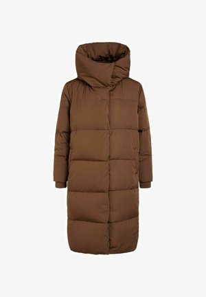 Bruine pufferjas met een oversized capuchon, met een gewatteerd ontwerp en een middellange silhouet. Het materiaal lijkt zacht en geïsoleerd te zijn.