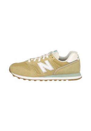 Zapatilla New Balance beige y blanca con parte superior de ante y malla, cordones blancos y suela de goma, mostrada en perfil lateral mirando hacia la izquierda.