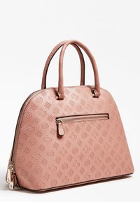 Jasnoróżowa torebka z wypukłym wzorem kwiatowym, o zaokrąglonym kształcie, z dwoma uchwytami, przednią kieszenią na zamek oraz złotymi ozdobami.